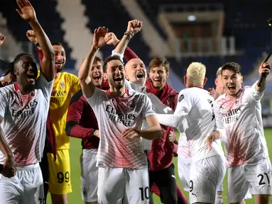 (Dari kiri) Para Pemain AC Milan berselebrasi usai mengalahkan Atalanta pada pertandingan lanjutan Liga Serie A Italia di stadion Atleti Azzurri d'Italia di Bergamo, Senin (24/5/2021). AC Milan menang atas Atalanta 2-0 berkat dua gol penalti Franck Kessie. (AFP/Marco Bertorello)
