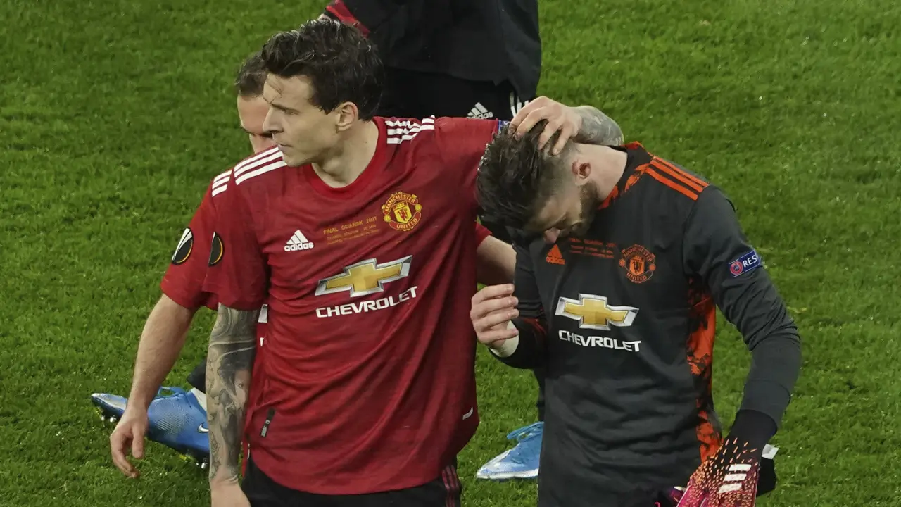 Kiper Manchester United, David de Gea (kanan), disemangati oleh rekan-rekannya setelah gagal mengeksekusi penalti ketika melawan Villareal pada final Liga Europa di Stadion Miejski, Gdansk, Polandia, Kamis (27/5/2021) dini hari WIB.