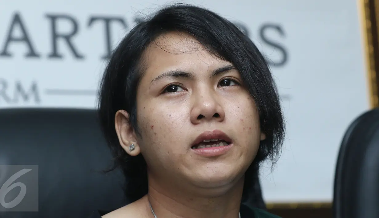 Istri komedian Aming, Evelyn memberi keterangan pers di kawasan Permata Hijau, Jakarta, Jumat (3/3). Evelyn mengaku tak mau bercerai dari Aming. (Liputan6.com/Herman Zakharia)