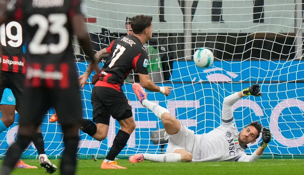 Pemain AC Milan, Christian Pulisic, mencetak gol ke gawang Napoli dalam lanjutan Liga Italia 2025/2026 di Stadion San Siro, Senin, (29/9/2025). (AP Photo/Luca Bruno)