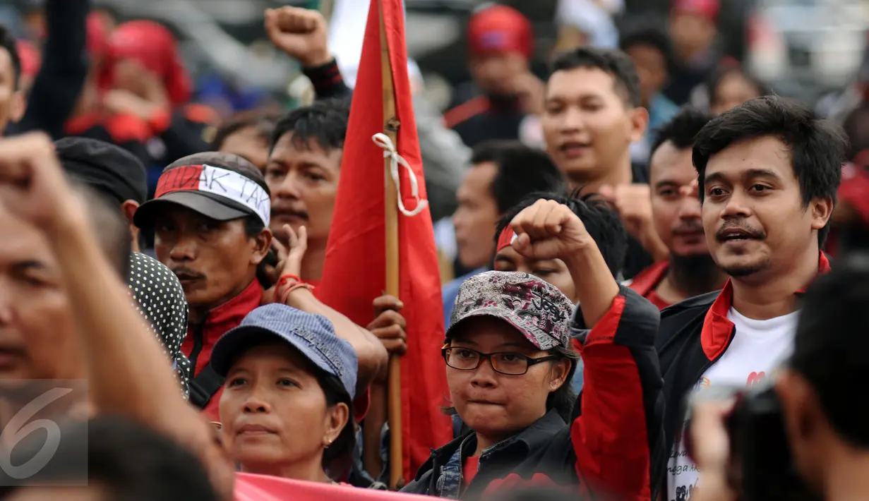 Beberapa buruh wanita terlihat ikut dalam aksi di lapangan DitSabhara Polda Metro Jaya, Jakarta, Rabu (17/2/2016). Dalam aksinya, mereka meminta pencabutan status tersangka pada 26 orang buruh aktivis. (Liputan6.com/Helmi Fithriansyah)