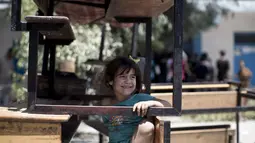 Seorang anak Palestina bermain di kamp pengungsi Sekolah PBB di Jabalia, Gaza (30/7/14). (AFP PHOTO/Mahmud HAMS)