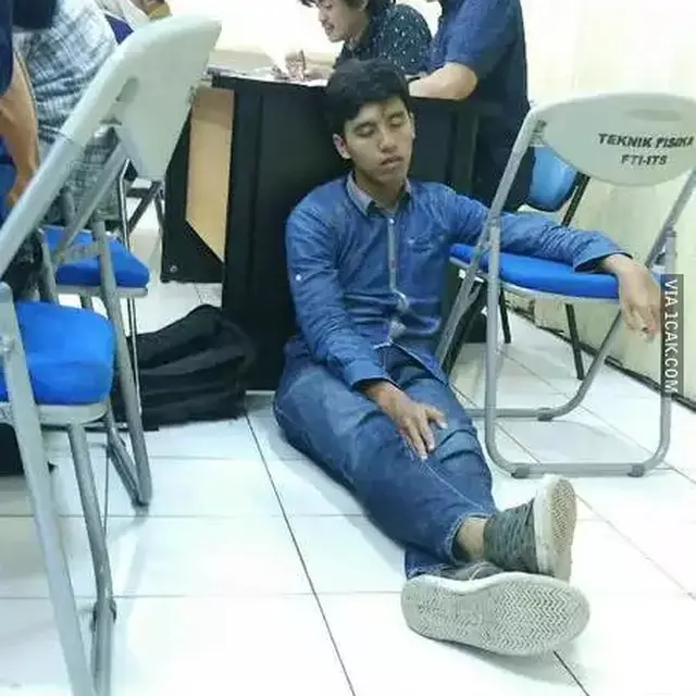 6 Potret Kursi di Belakang Kelas Ini Nyeleneh Banget, Bikin Tepuk Jidat