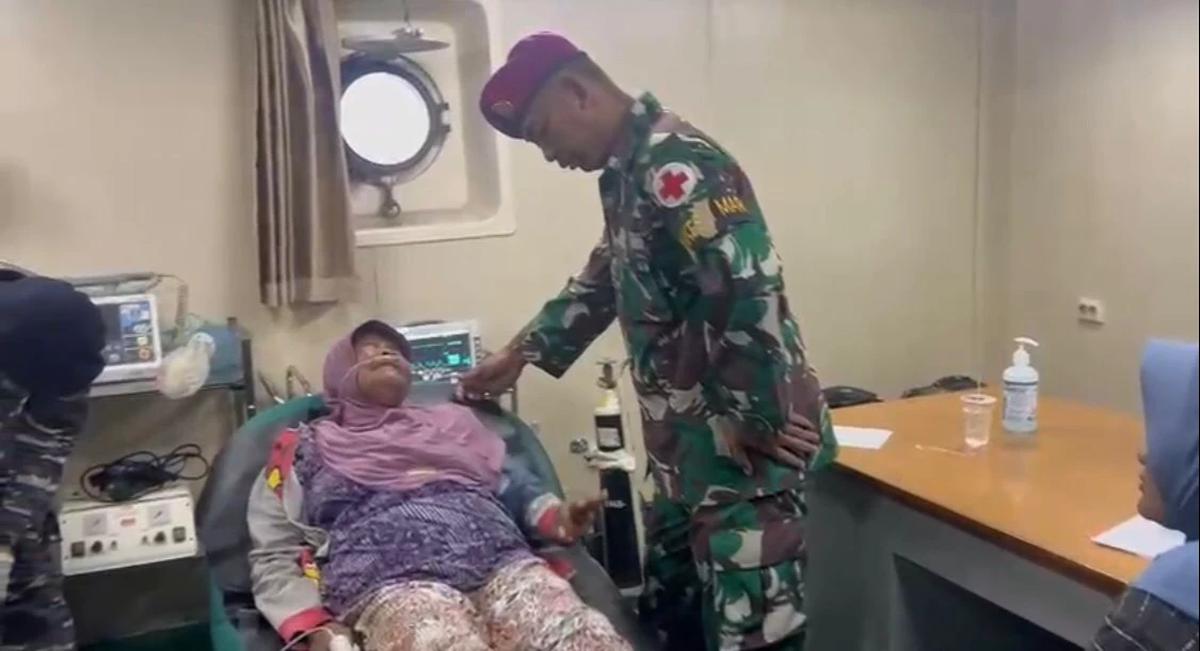 Prajurit dan Kapal RS TNI AL Dikerahkan Layani Kesehatan Masyarakat Pascabanjir Sumatra
