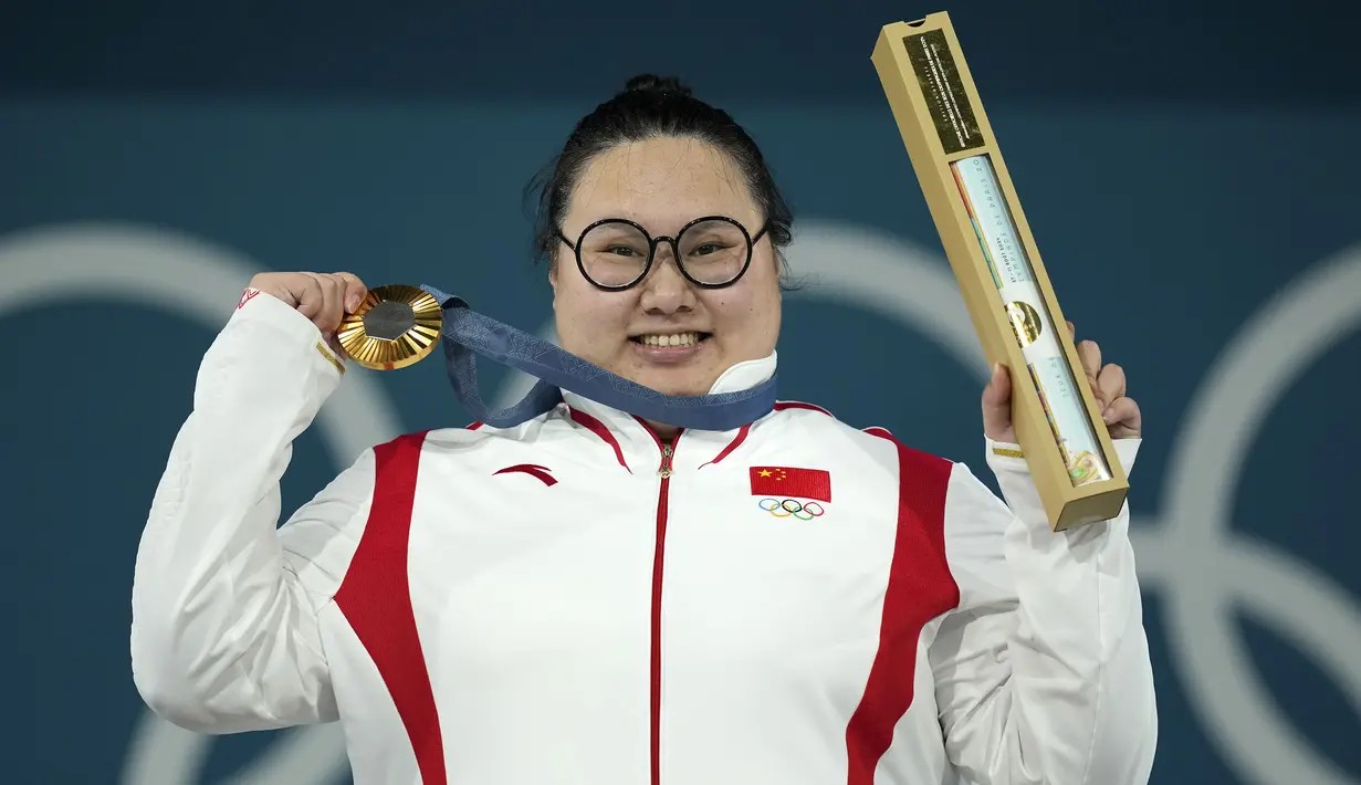 Lifter China, Li Wenwen berfoto dengan memegang medali emas cabang olahraga angkat besi +81kg putri Olimpiade Paris 2024 di South Paris Arena, Paris, Prancis, Sabtu (11/08/2024). Li Wenwen berhasil mempertahankan gelarnya di Olimpiade Paris 2024 setelah melakukan angkatan 309kg, dengan rincian 136kg snatch dan 173kg clean and jerk. (AP Photo/Kin Cheung)
