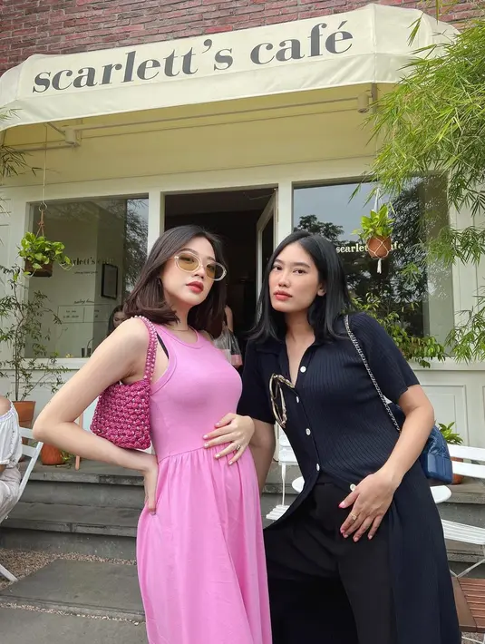 Foto maternity tak melulu terkonsep, namun pastikan outfit yang kita pakai selalu siap sedia untuk photoshoot. (IG: @danitasigarlaki)