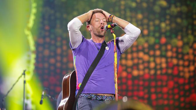 Aksi panggung Vokalis grup band Coldplay, Chris Martin saat menghibur para penonton di Lapangan FedEx di Landover, Md, AS (6/8). (Photo by Brent N. Clarke/Invision/AP)