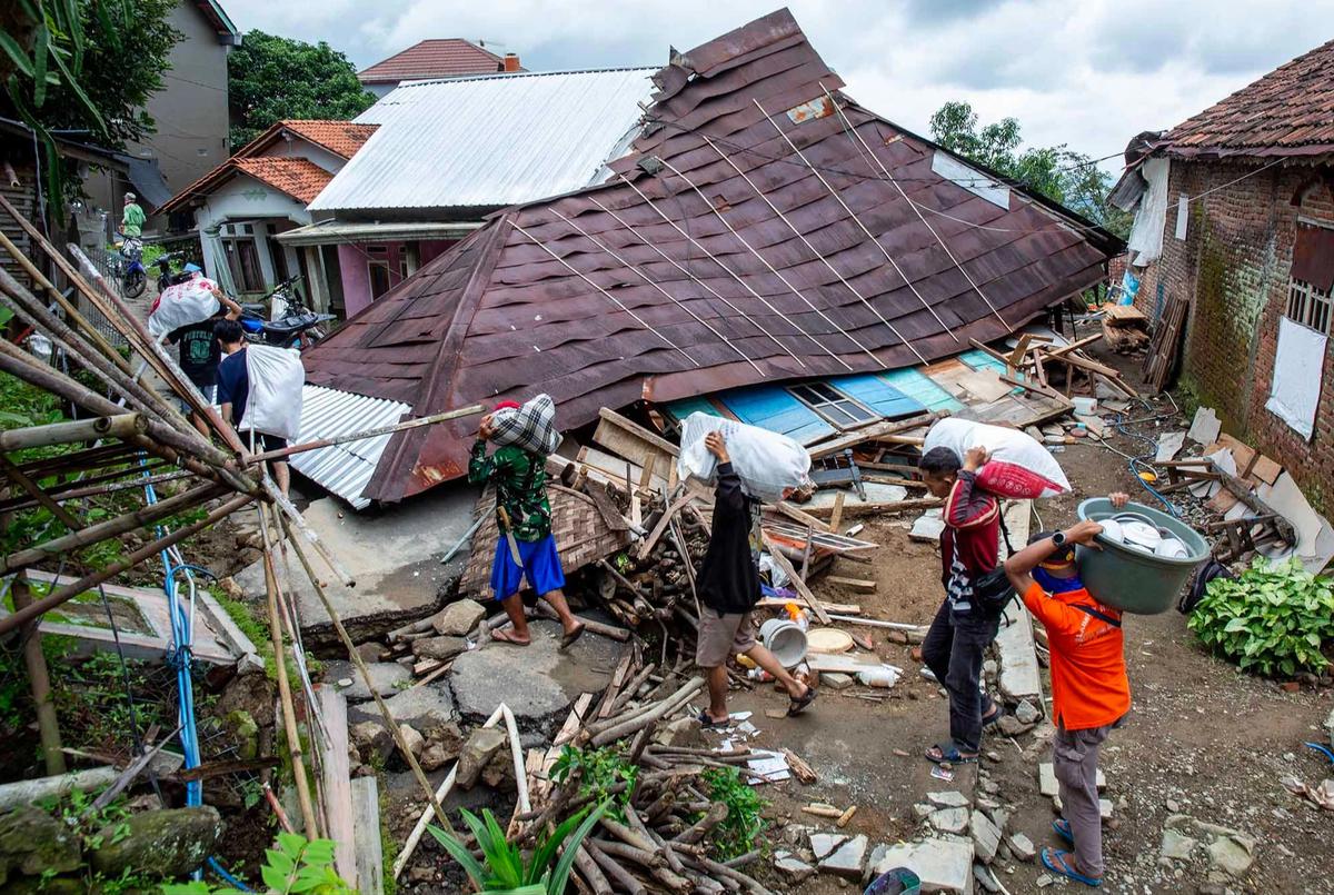 FOTO: Ribuan Warga Padasari Mengungsi Akibat Tanah Bergerak