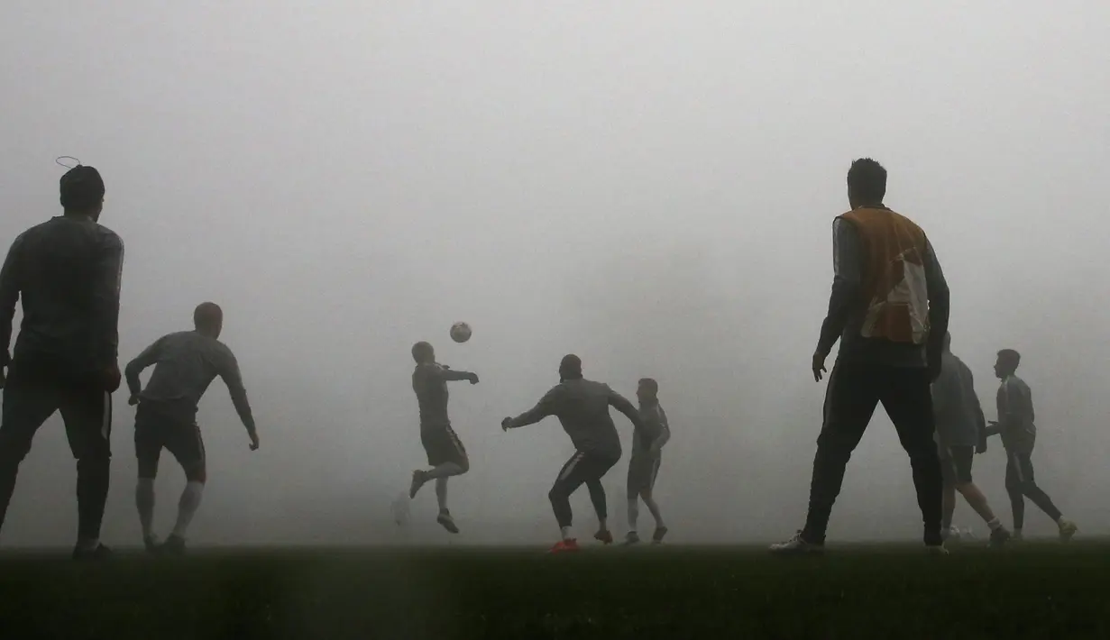 Para pemain AS Monaco tetap bersemangat berlatih meskipun dengan kabut tebal jelang bertanding di Liga Champions di La Turbie, Prancis  (21/11). AS Monaco akan menjamu wakil Inggris Tottenham Hotspurs. (REUTERS/Eric Gaillard)