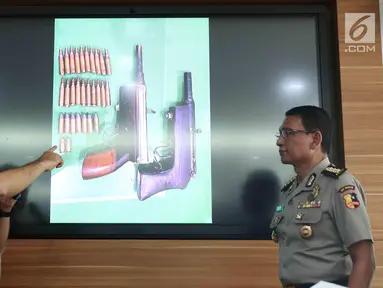 Kadiv Humas Mabes Polri Irjen Setyo Wasisto (kiri) menunjukan foto senjata rakitan di Mabes Polri, Jakarta, Selasa (31/10). Dua terduga teroris yang tewas diduga kuat terlibat dalam kasus penembakan dua polisi di Bima, NTT. (Liputan6.com/Angga Yuniar)