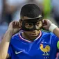 Pemain Prancis, Kylian Mbappe dengan mengenakan topeng saat menghadapi Polandia di fase Grup Euro 2024. (AP Photo/Darko Vojinovic)