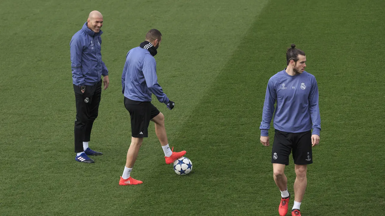 Gareth Bale (kanan) kembali berlatih di tim utama Real Madrid. Namun dia tidak masuk skuat Liga Champions melawan Napoli.