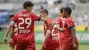 Pemain Bayer Leverkusen, Kai Havertz dan Leon Bailey melakukan selebrasi usai membobol gawang Borussia Moenchengladbach pada laga Bundesliga, Minggu (24/5/2020). Bayer Leverkusen menang 3-1 atas Borussia Moenchengladbach. (AFP/Ina Fassbender)