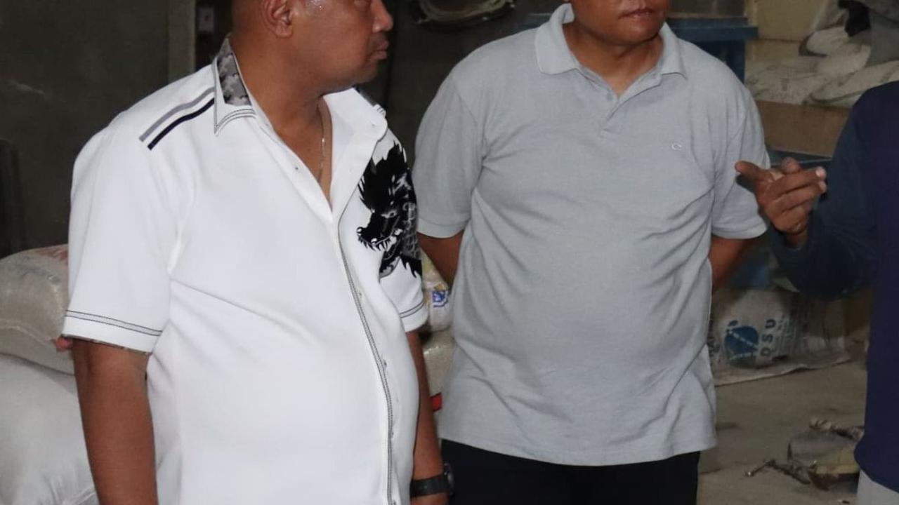 Perwira Polisi Ini Nyamar Berpakaian Preman Masuk ke Gudang Beras Oplosan di Serang