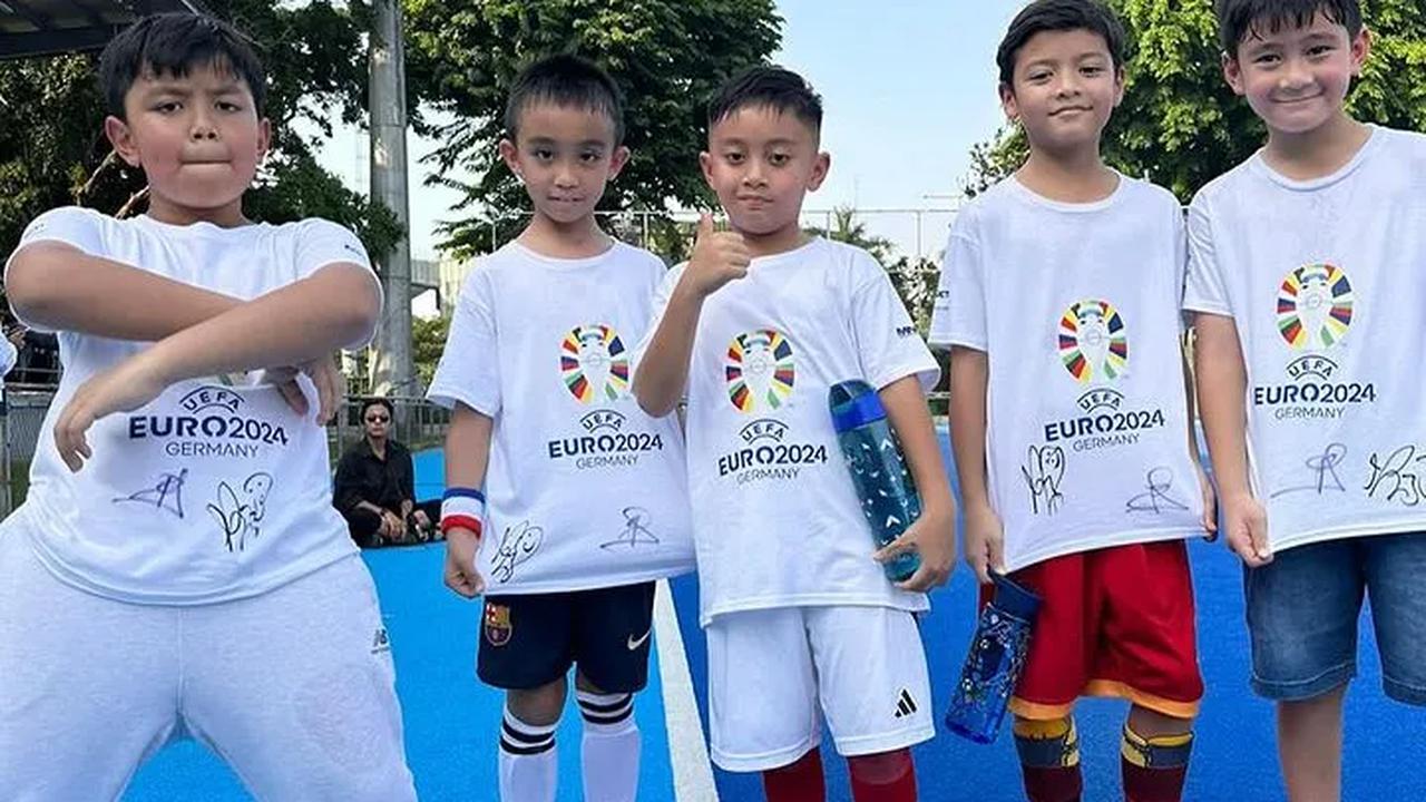 Potret Rafathar bersama rekan-rekannya. Rafathar yang bisa berfoto dengan pemain sepak bola dunia langsung banjir komentar.<br>