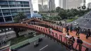 Warga ngabuburit di JPO Pinisi Pinisi Karet-Sudirman, Jakarta Pusat, Senin (4/4/2022). JPO Pinisi kini menjadi destinasi baru warga Jakarta untuk menunggu waktu berbuka puasa atau ngabuburit sambil menikmati suasana perkotaan. (merdeka.com/Iqbal S. Nugroho)