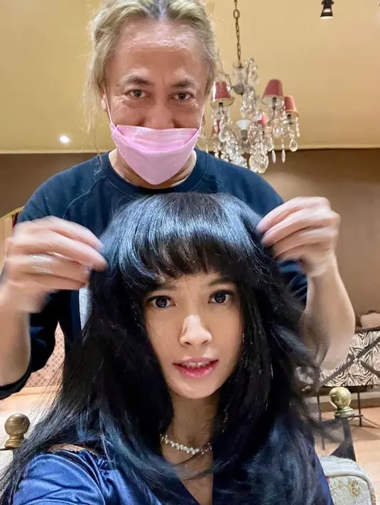 Baru-baru ini, aktris Acha Septriasa juga tampil begitu berbeda. Dia mengubah model rambut baru dengan rambut panjang dan berponi. Penampilan rambutnya pun langsung dibanjiri komentar netizen yang menyebutnya awet muda. (Instagram/septriasaacha).