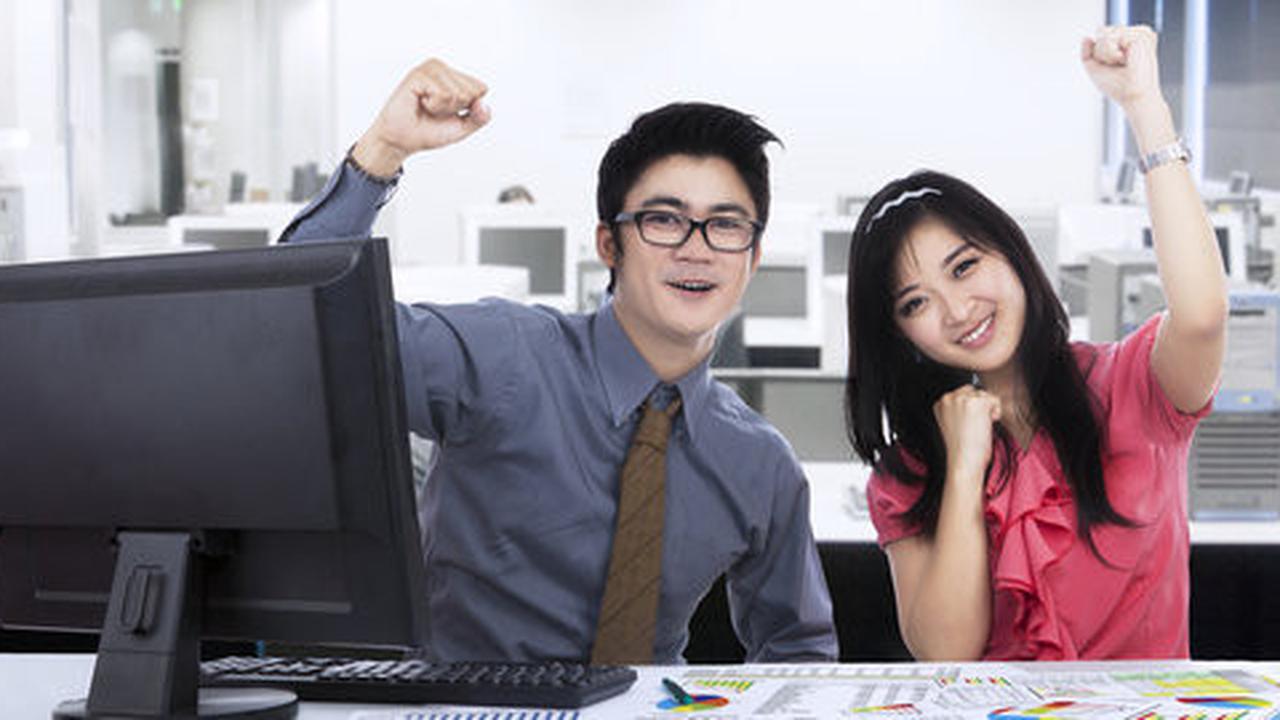 Pacaran dengan teman sekantor, ide baik atau buruk?