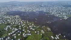 Lava dari letusan Gunung Nyiragongo membelah Buhene di utara Goma, Kongo (24/5/2021). Penduduk kembali ke rumah yang hancur dan mencari orang yang dicintai yang hilang di pinggiran Goma setelah gunung berapi besar itu meletus Sabtu 22 Mei 2021. (AP Photo/Justin Kabumba)