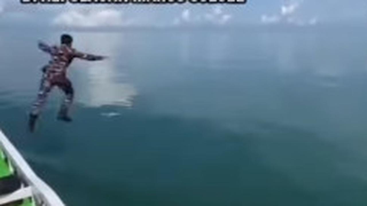 Momen Prajurit TNI AL Nyebur Selamatkan Nelayan di Tengah Laut, Lepas Celana PDL buat Jadi Pelampung