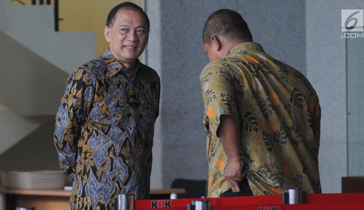 Mantan Menteri Keuangan Agus Martowardojo (kiri) seusai menjalani pemeriksaan di Gedung KPK, Jakarta, Jumat (17/5/2019). Agus Martowardojo memenuhi panggilan KPK sebagai saksi kasus dugaan korupsi proyek e-KTP untuk tersangka anggota DPR Fraksi Golkar Markus Nari. (merdeka.com/Dwi Narwoko)