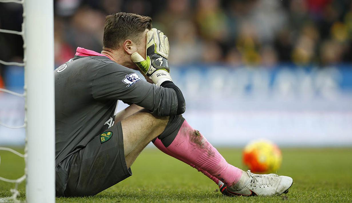 Kiper Norwich, Declan Rudd, tertunduk lesu usai kebobolan dari pemain Liverpool, Adam Lallana. Pada laga seru itu tercipta dua gol pada saat perpanjangan waktu. (Reuters/John Sibley)