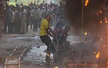 FOTO: Evakuasi Dramatis Korban Kebakaran Hotel di New Delhi
