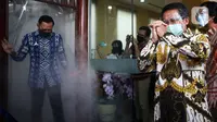 Presiden PKS Sohibul Iman menyambut kunjungan Ketua Umum Partai Demokrat, Agus Harimurti Yudhoyono (AHY) di kantor DPP PKS, Jakarta Selatan, Jumat (24/7/2020). Kedatangan AHY untuk bersilaturahmi dengan para pengurus partai tersebut. (Liputan6.com/Johan Tallo)