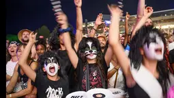 Penonton bersorak mendengarkan musik grup heavy metal AS Kiss tampil di atas panggung pada hari pertama Festival Paleo ke-45, di Nyon, Swiss (19/7/2022). The Paleo adalah festival musik terbuka terbesar di bagian barat Swiss. (Laurent Gillieron/Keystone via AP)