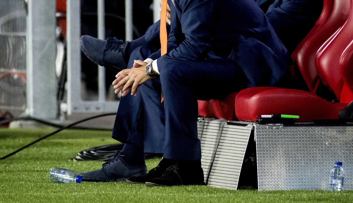 Ekspresi pelatih Belanda, Danny Blind (kiri) dan assisten, Marco van Basten saat timnya kalah dari Yunani pada laga persahabatan di Stadion Philips, Eindhoven, (2/9/2016) dini hari WIB. (AFP/ANP/Koen van Weel/Netherlands OUT)
