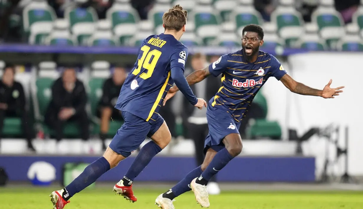Pemain Salzburg Maximilian Woeber (kiri) melakukan selebrasi usai mencetak gol ke gawang Wolfsburg pada pertandingan Grup G Liga Champions di Stadion Volkswagen Arena, Wolfsburg, Jerman, 2 November 2021. Wolfsburg menang 2-1. (AP Photo/Michael Sohn)
