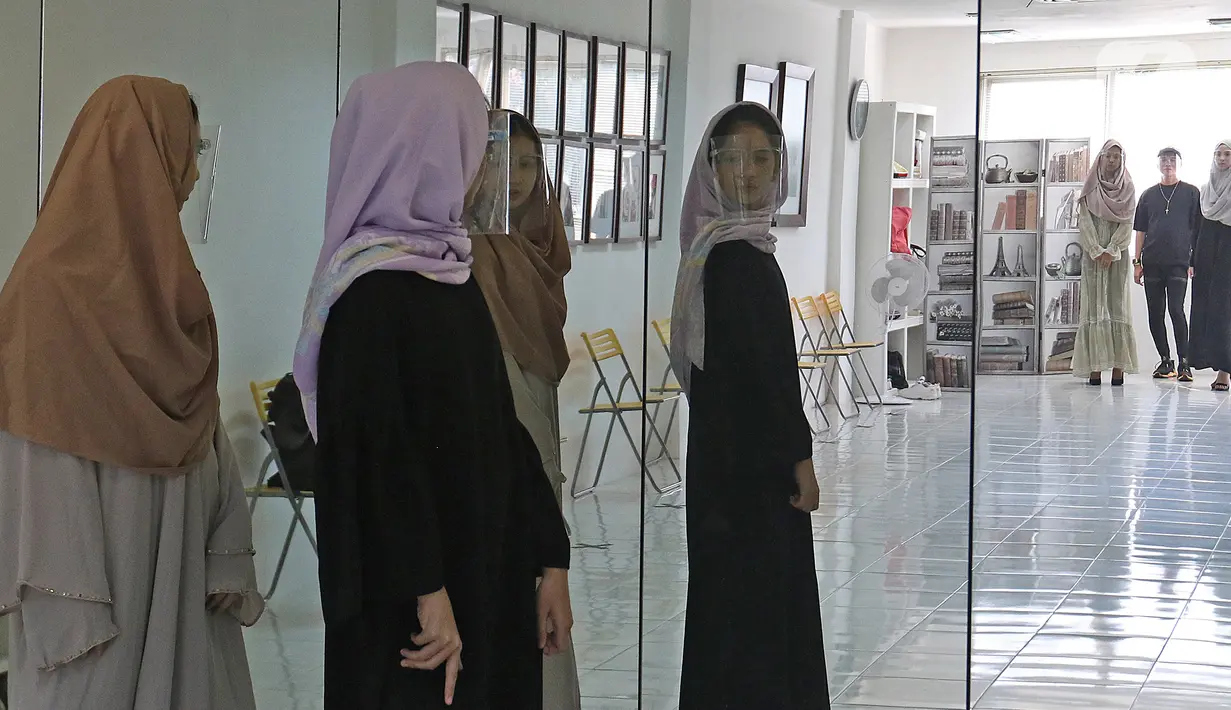 Peserta didik mengikuti sekolah model di Look Academy Modeling School, Jakarta, Sabtu (24/10/2020). Sempat vakum selama beberapa bulan karena pemberlakuan PSBB Jakarta, sekolah model ini kembali membuka kelas untuk para siswa dengan menerapkan protokol kesehatan. (Liputan6.com/Herman Zakharia)