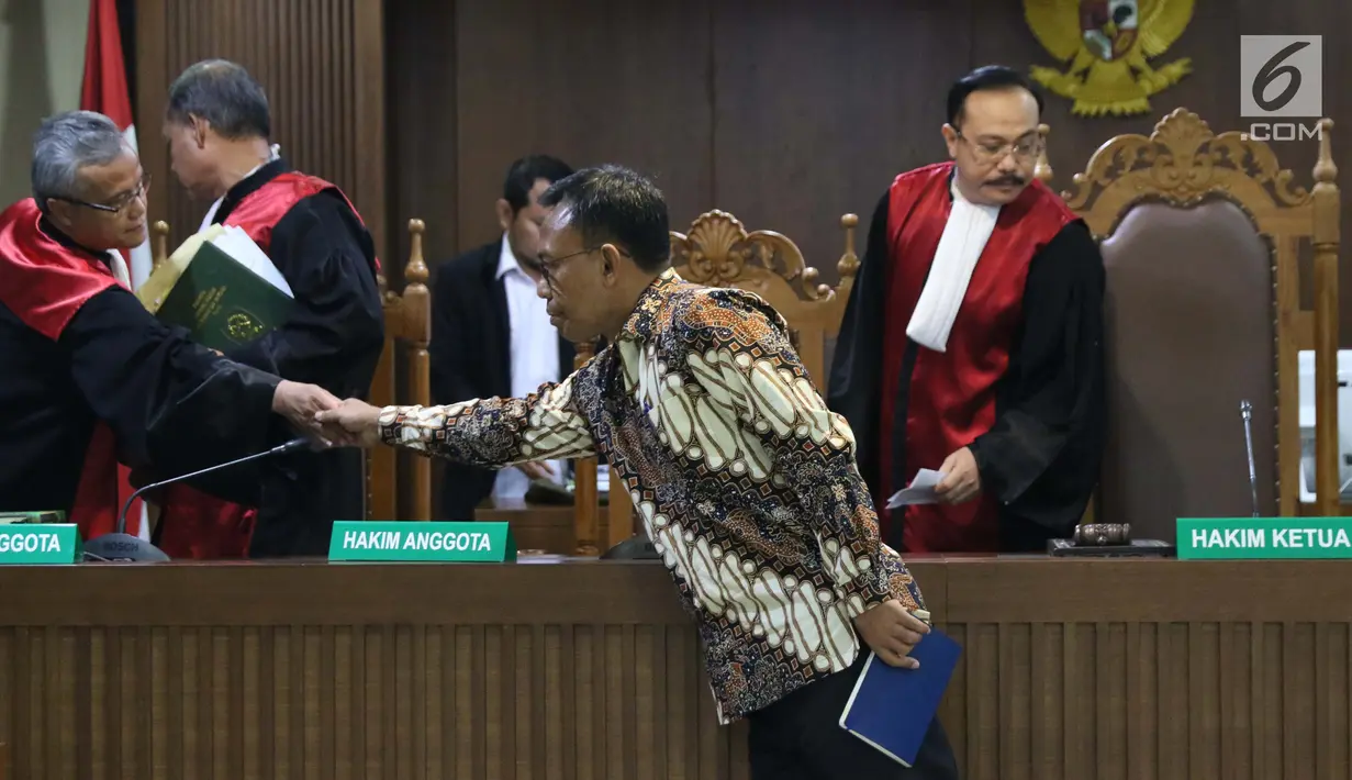 Terdakwa korupsi pembangunan gedung IPDN Budi Rachmat Kuniawan saat sidang putusan di Pengadilan Tipikor, Jakarta, Jumat (26/7/2019). Budi terbukti bersalah melakukan korupsi proyek pembangunan kampus IPDN di Kabupaten Agam, dan Kabupaten Rokan Hilir, Riau. (Liputan6.com/Helmi Fithriansyah)