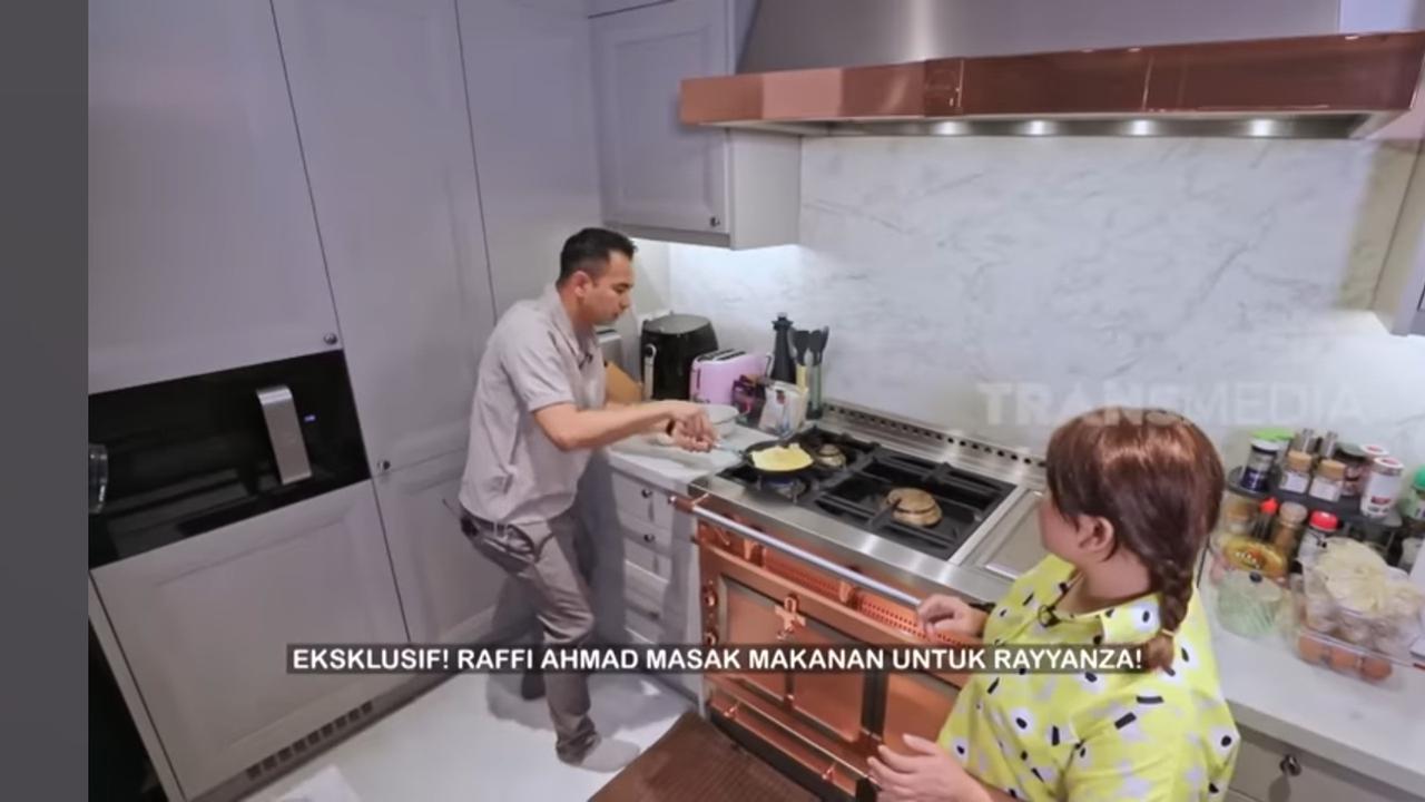 Potret Raffi Ahmad Masak Sendiri Sarapan Untuk Rayyanza, Bingung Cara Nyalakan Kompor Rp2 M yang Dibeli Nagita Slavina