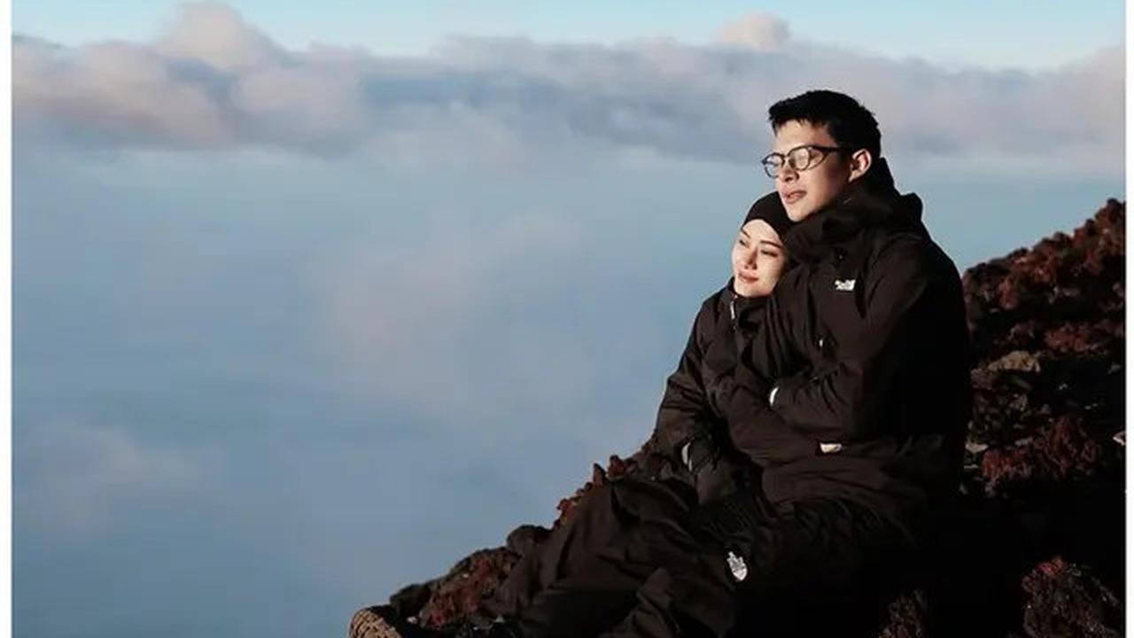6 Potret Rey Mbayang dan Dinda Hauw Hiking ke Gunung Fuji, Rayakan Anniversary ke-5