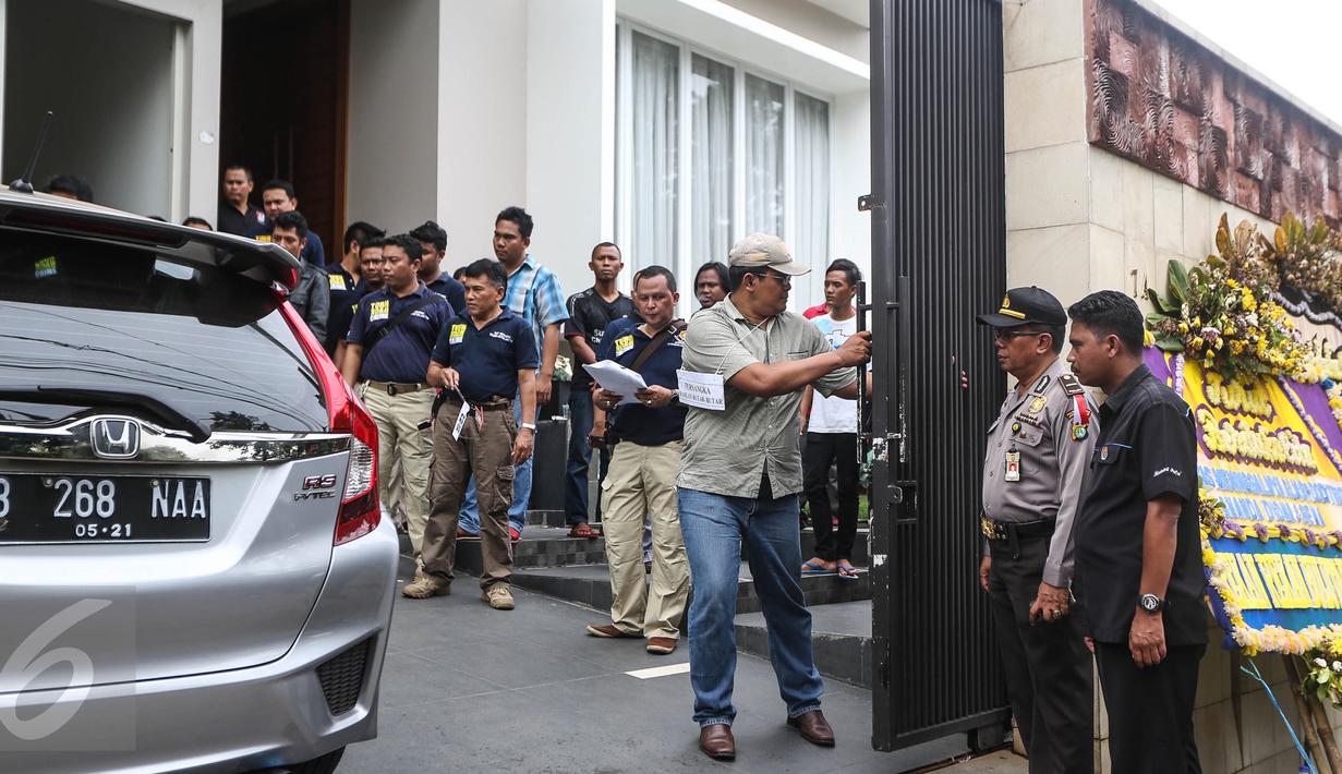 Salah satu adegan, yang perankan pemeran pengganti, dalam prarekonstruksi aksi perampokan dan pembunuhan di perumahan Pulomas, Jakarta Timur, Jumat (6/1). Pra rekonstruksi ini hanya dihadiri oleh tersangka Ius Pane. (Liputan6.com/Faizal Fanani)