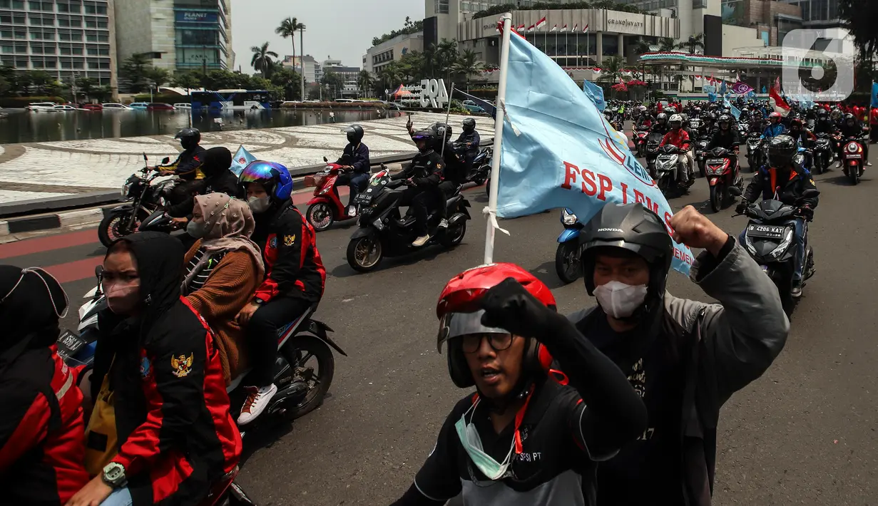 Buruh melakukan konvoi menggunakan sepeda motor di Bundaran Hotel Indonesia untuk mengikuti unjuk rasa di depan Gedung DPR, Jakarta, Rabu (10/8/2022). Dalam aksi tersebut mereka menuntut agar pemerintah menghapus Omnibus Law. (Liputan6.com/Johan Tallo)