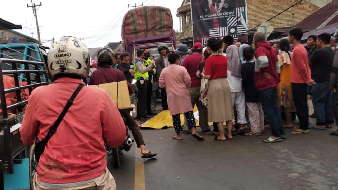 Kendaannya Tergelincir di Jalan Licin, Satpam di Ogan Ilir Tewas Terlindas Truk