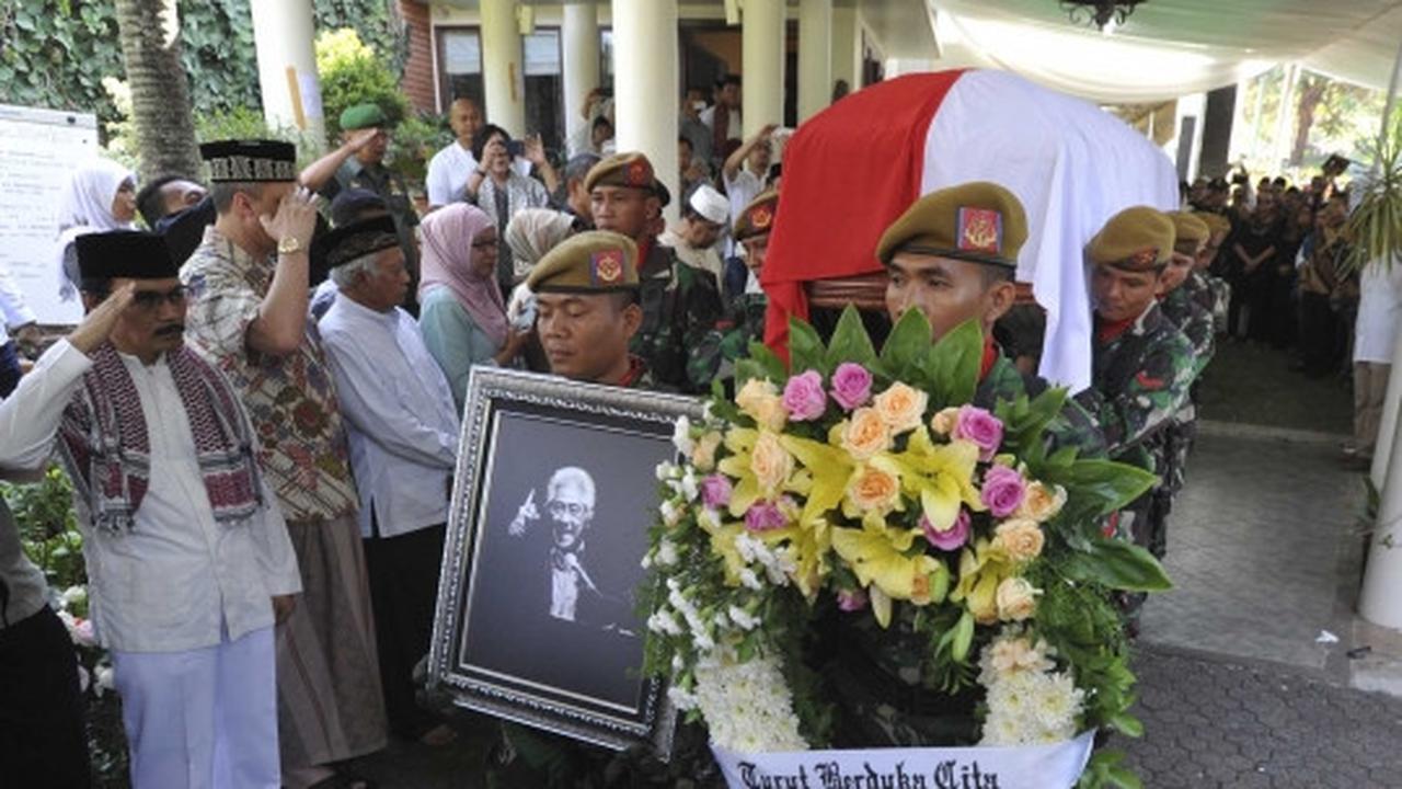 Prajurit TNI AD antar jenazah Adnan Buyung ke TPU Tanah Kusir