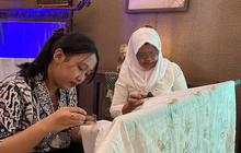 Tamu Hotel di Solo Belajar Nyanting di Momen Hari Batik