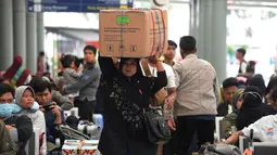 Calon penumpang membawa barang bawaan di Stasiun Pasar Senen, Jakarta, Rabu (29/5/2019). H-7 Lebaran, Stasiun Pasar Senen mulai dipadati penumpang yang ingin mudik ke kampung halaman masing-masing. (merdeka.com/Imam Buhori)