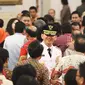 Para tamu yang hadir memberikan ucapan selamat kepada Basuki Tjahaja Purnama usai acara pelantikan Gubernur di Istana Negara, Rabu (19/11/2014). (Liputan6.com/Faizal Fanani)