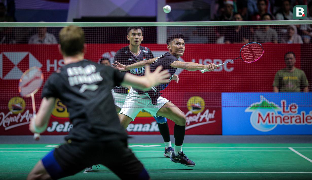 Pebulu tangkis ganda putra Indonesia, Bagas Maulana/Muhammad Shohibul Fikri saat bertanding dengan wakil Denmark, Kim Astrup/Anders Skaarup Rasmussen pada babak perempat final Indonesia Open 2024 di Istora Senayan, Jakarta, Jumat (07/06/2024). (Bola.com/Bagaskara Lazuardi)