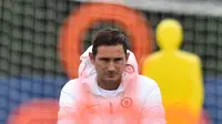 Pelatih Chelsea, Frank Lampard melihat pemainya berlatih selama sesi latihan tim di Cobham Chelsea di Stoke D'Abernon, London (1/10/2019). Chelsea akan bertanding melawan wakil Prancis, Lille pada grup H Liga Champions. (AFP Photo/Glyn Kirk)