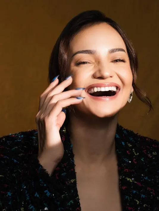 Enzy Storia tampil memukau dengan dress dan outer yang bermotif sama [instagram/winstogomez]