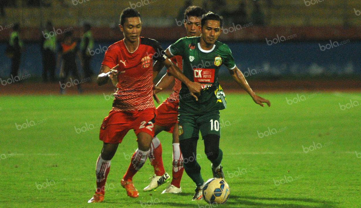 Kemenangan 4-0 atas Deltras membawa Bhayangkara Surabaya United menjadi juara Trofeo Kapolda Jatim di Stadion Gelora Delta, Sidoarjo, Minggu (24/4/2016). (Bola.com/Fahrizal Arnas)