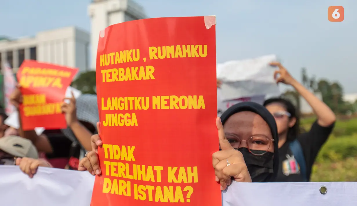 Sejumlah mahasiswa menyampaikan aspirasi melalui poster dan spanduk saat menggelar aksi unjuk rasa di kawasan Tugu Tani, Menteng, Jakarta Pusat, Selasa (20/10/2026). Selain isu lingkungan, massa juga menyoroti ketimpangan sosial dan komersialisasi pendidikan. (KLY/Budy Santoso)
