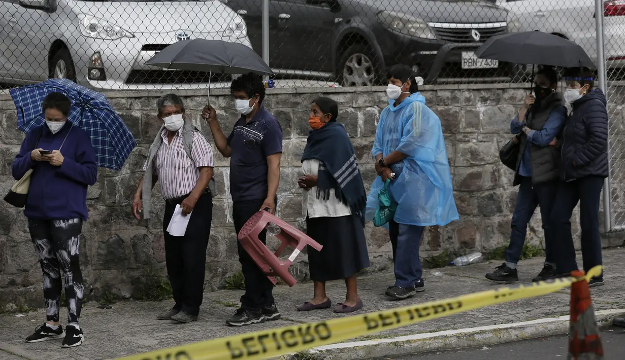 Pensiunan harus antre panjang menunggu disuntik vaksin Covid-19 di luar pusat vaksinasi Social Security Institute di Quito, Ekuador, Kamis (6/5/2021). Para lansia dan pendampingnya menunggu berjam-jam untuk divaksinasi. (AP Photo/Dolores Ochoa)