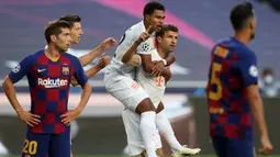 Bayern Munchen mampu mengalahkan Barcelona dengan skor telak 8-2 pada laga perempatfinal Liga Champions 2019/2020 (14/8/2020). Dalam laga perempatfinal yang hanya digelar satu kali di tempat netral dan tanpa penonton karena masih dalam situasi pandemi COVID-19 tersebut, kedelapan gol Bayern Munchen dihasilkan dari 6 pemain berbeda. Usai kemenangan tersebut, Bayern Munchen pun akhirnya melaju mulus hingga menjadi juara. (AFP/Pool/Rafael Marchante)