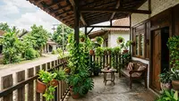 7 Ide Teras Rumah dengan Sirih Gading dan Pagar Kayu, Desain Estetik Bikin Nyaman